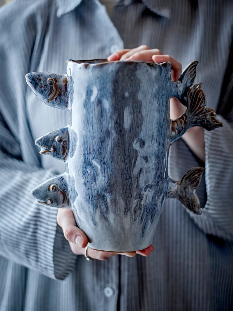 Vaas aardewerk blauw Tace 23cm van Bloomingville, toegepast in een sfeervolle interieursetting
