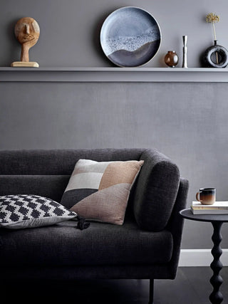 Vaas aardewerk bruin Baldvin van Bloomingville, in een gestileerde productopstelling