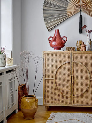 Vaas aardewerk bruin Tarun Deco 35cm van Bloomingville, toegepast in een sfeervolle interieursetting
