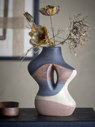Vaas aardewerk bruin Vica 27cm van Bloomingville, toegepast in een sfeervolle interieursetting