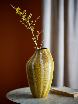 Vaas aardewerk geel Abella Ø21×35,5 cm van Bloomingville, toegepast in een sfeervolle interieursetting
