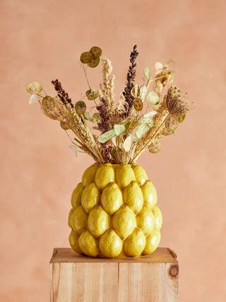 Vaas aardewerk geel Limone 22cm van Bloomingville, toegepast in een sfeervolle interieursetting