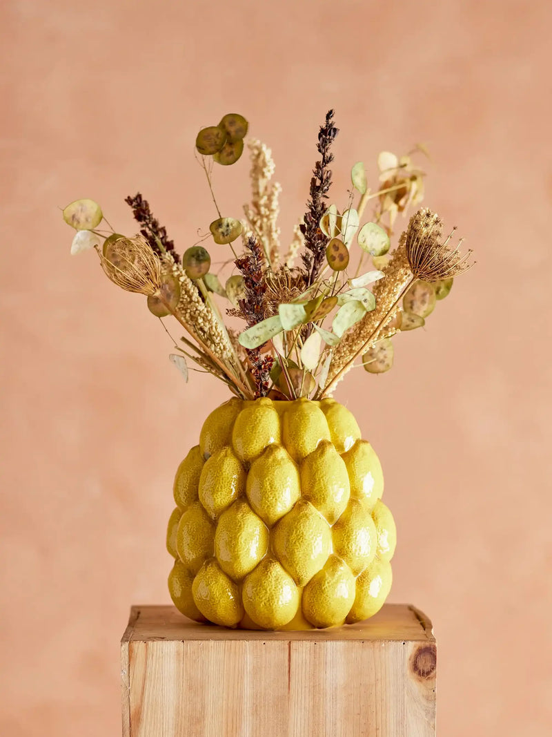 Vaas aardewerk geel Limone 22cm van Bloomingville, toegepast in een sfeervolle interieursetting