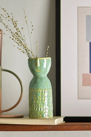 Vaas aardewerk groen Embla 14cm van Bloomingville, toegepast in een sfeervolle interieursetting