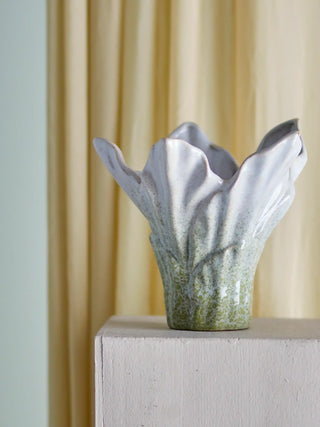 Vaas aardewerk groen Erato 20cm van Bloomingville, toegepast in een sfeervolle interieursetting