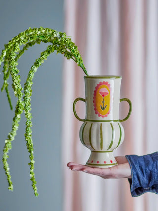 Vaas aardewerk groen Odina 21cm van Bloomingville, toegepast in een sfeervolle interieursetting