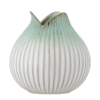 Vaas aardewerk groen skylar 19cm van Bloomingville, aan de achterzijde met afwerking zichtbaar