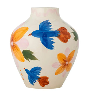 Vaas aardewerk multi Maricala 27cm van Bloomingville, geplaatst in een ruimtelijke woonomgeving