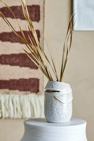 Vaas aardewerk nature Abeera 20cm van Bloomingville, toegepast in een sfeervolle interieursetting