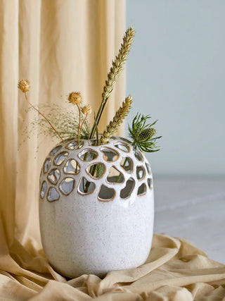 Vaas aardewerk nature Elissa 19cm van Bloomingville, toegepast in een sfeervolle interieursetting