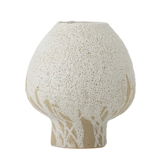 Vaas aardewerk nature Morag 17cm van Bloomingville, schuin bekeken met vorm en afwerking zichtbaar