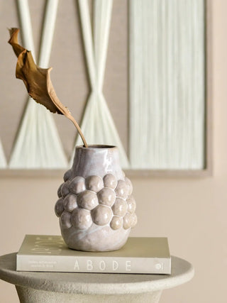 Vaas aardewerk nature Poldor 19cm van Bloomingville, toegepast in een sfeervolle interieursetting