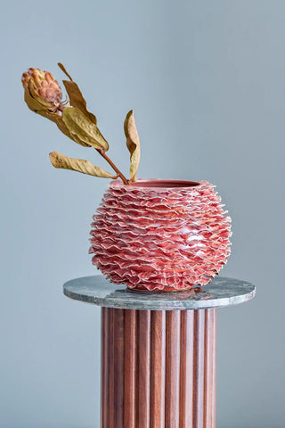 Vaas aardewerk rose Morwen 22cm van Bloomingville, toegepast in een sfeervolle interieursetting
