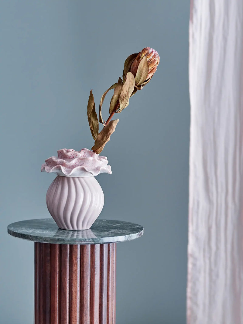Vaas aardewerk rose Petalia 17cm van Bloomingville, toegepast in een sfeervolle interieursetting