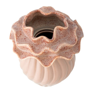 Vaas aardewerk rose Petalia 17cm van Bloomingville, geplaatst in een ruimtelijke woonomgeving