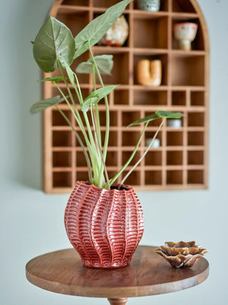 Vaas aardewerk roze Callon 20cm van Bloomingville, toegepast in een sfeervolle interieursetting
