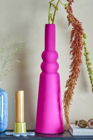 Vaas aardewerk roze Isolde 28cm van Bloomingville, toegepast in een sfeervolle interieursetting