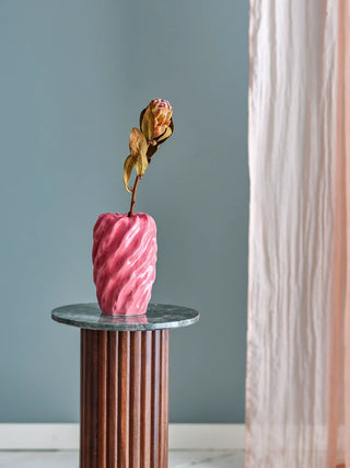 Vaas aardewerk roze Rowena 19cm van Bloomingville, in een gestileerde detailopstelling