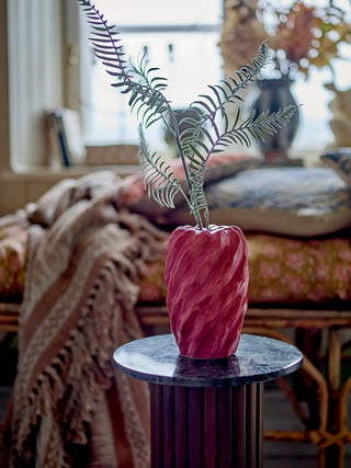 Vaas aardewerk roze Rowena 19cm van Bloomingville, toegepast in een sfeervolle interieursetting