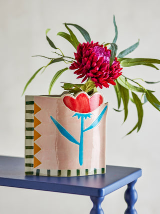 Vaas aardewerk roze Vinia 23cm van Bloomingville, toegepast in een sfeervolle interieursetting