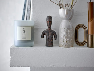 Vaas aardewerk wit Embla 14cm van Bloomingville, in een gestileerde productopstelling