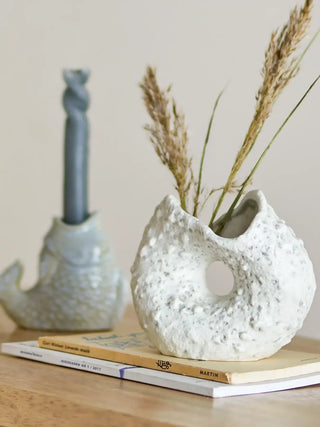 Vaas aardewerk wit Fianna 12cm van Bloomingville, toegepast in een sfeervolle interieursetting