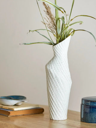 Vaas aardewerk wit Fikla 29cm van Bloomingville, toegepast in een sfeervolle interieursetting