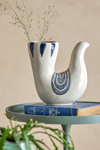 Vaas aardewerk wit Trudy van Bloomingville, toegepast in een sfeervolle interieursetting