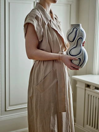 Vaas aardewerk zwart Nicola 34cm van Bloomingville, toegepast in een sfeervolle interieursetting