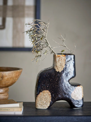 Vaas aardewerk zwart Ollia 20cm van Bloomingville, toegepast in een sfeervolle interieursetting