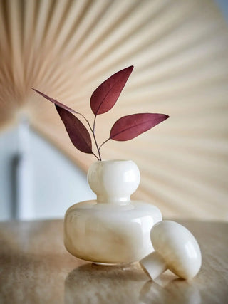 Vaas glas beige Cynthia 21cm van Bloomingville, in een gestileerde productopstelling