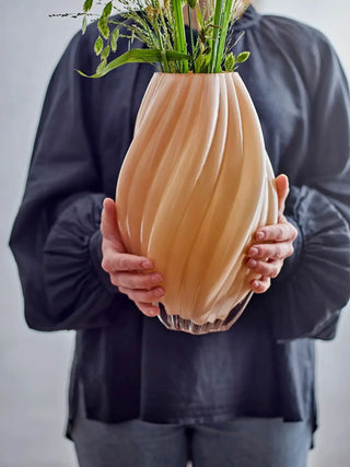 Vaas glas beige Kanji 30cm van Bloomingville, toegepast in een sfeervolle interieursetting