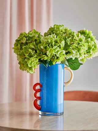 Vaas glas blauw Carlie 25cm van Bloomingville, toegepast in een sfeervolle interieursetting