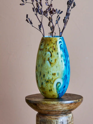 Vaas glas blauw kalian 30cm van Bloomingville, toegepast in een sfeervolle interieursetting
