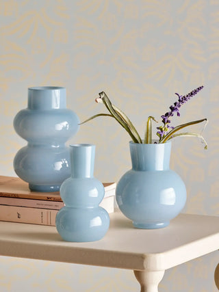 Vaas glas blauw Kinsie - set van 3 van Bloomingville, toegepast in een sfeervolle interieursetting