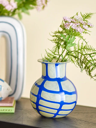Vaas glas blauw Kiran 19cm van Bloomingville, toegepast in een sfeervolle interieursetting