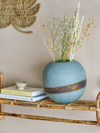 Vaas glas blauw Melike 20cm van Bloomingville, toegepast in een sfeervolle interieursetting