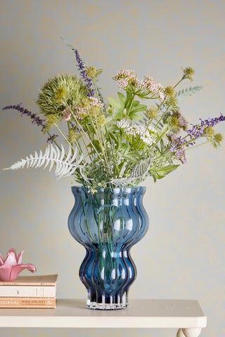 Vaas glas blauw Zanna van Bloomingville, toegepast in een sfeervolle interieursetting