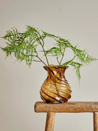 Vaas glas bruin Rylo 16cm van Bloomingville, toegepast in een sfeervolle interieursetting