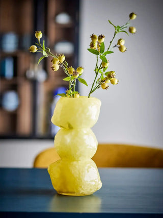 Vaas glas geel Limone 27cm van Bloomingville, toegepast in een sfeervolle interieursetting