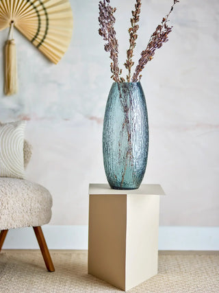 Vaas glas grijs Brock 50cm van Bloomingville, toegepast in een sfeervolle interieursetting