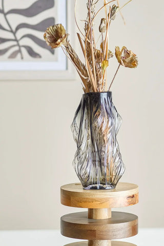 Vaas glas grijs Tulla 32cm van Bloomingville, toegepast in een sfeervolle interieursetting