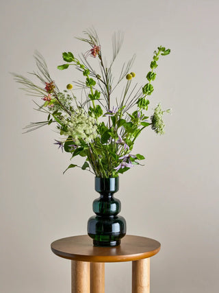 Vaas glas groen Johnson 25cm van Bloomingville, toegepast in een sfeervolle interieursetting