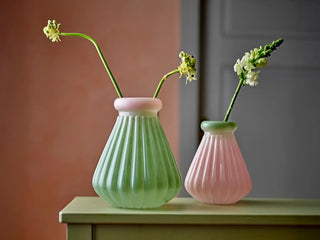Vaas glas groen Judith 24cm van Bloomingville, in een gestileerde detailopstelling