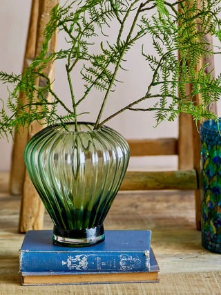 Vaas glas groen Reeve 18cm van Bloomingville, toegepast in een sfeervolle interieursetting
