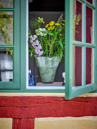 Vaas glas groen Toryn 24cm van Bloomingville, in een gestileerde detailopstelling