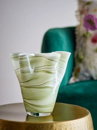 Vaas glas groen Toryn 24cm van Bloomingville, toegepast in een sfeervolle interieursetting