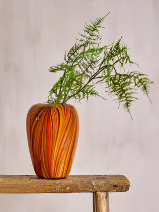 Vaas glas oranje Sunny 22cm van Bloomingville, toegepast in een sfeervolle interieursetting