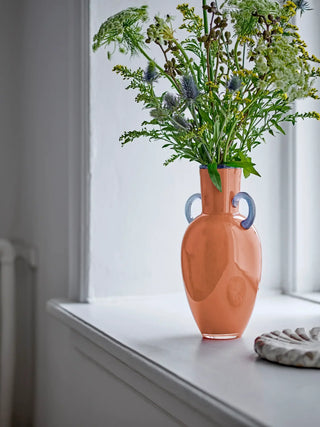 Vaas glas oranje Winston 30cm van Bloomingville, toegepast in een sfeervolle interieursetting