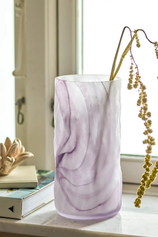 Vaas glas paars Moore 24cm van Bloomingville, toegepast in een sfeervolle interieursetting